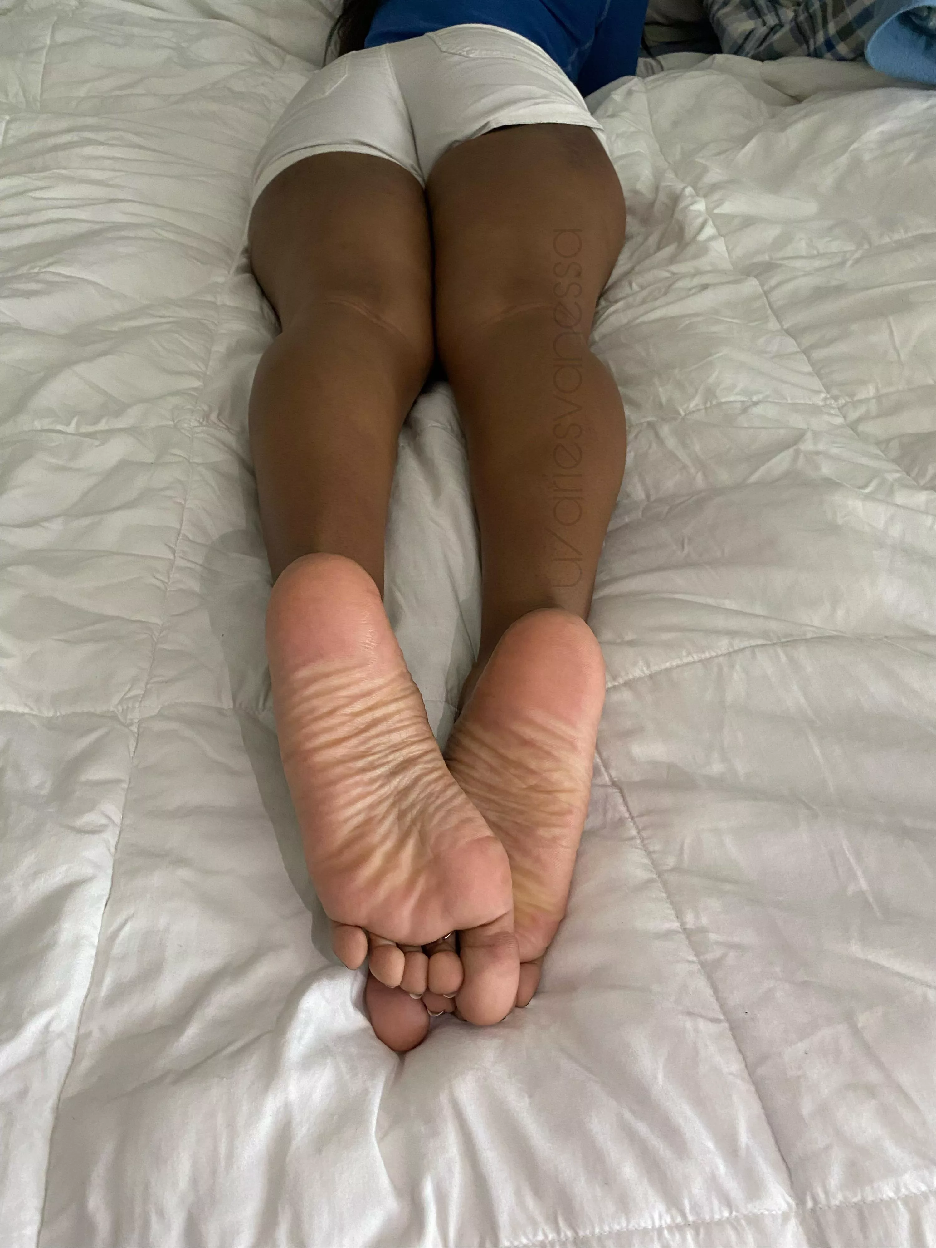 took a break from studying , happy Friday foot lovers 🫶🏽💋