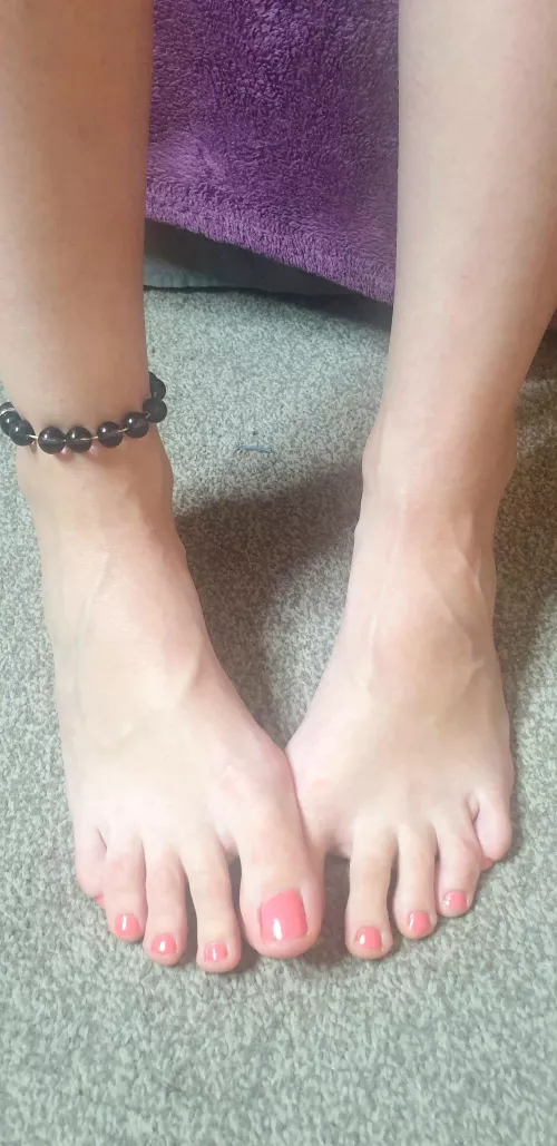 Wanna taste my long toes ?