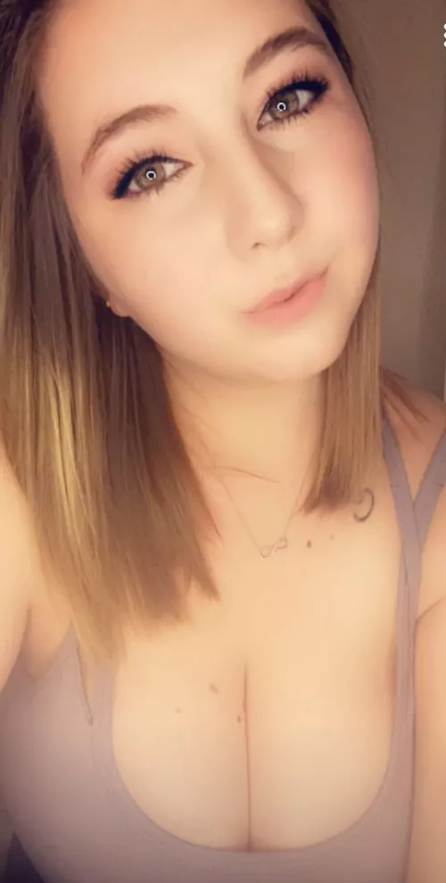 who wants to see her nude?