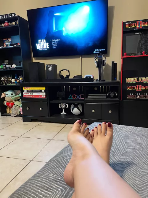 who’s rubbing my feet while I play Xbox?💘