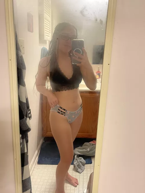 4’8 petite smash or pass? 💚