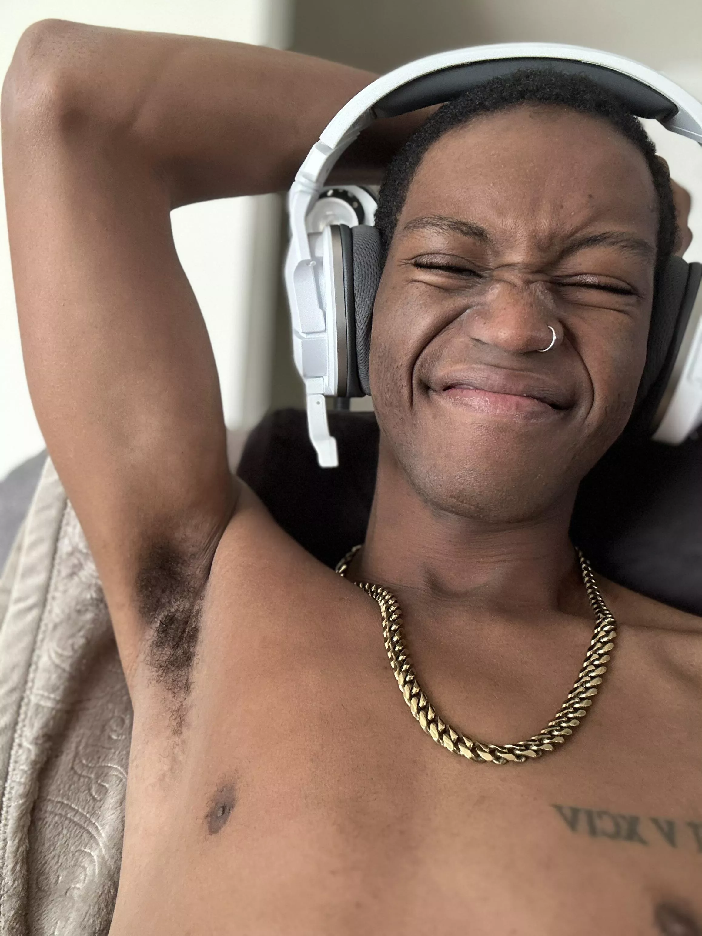 anyone here on Ps5 😜