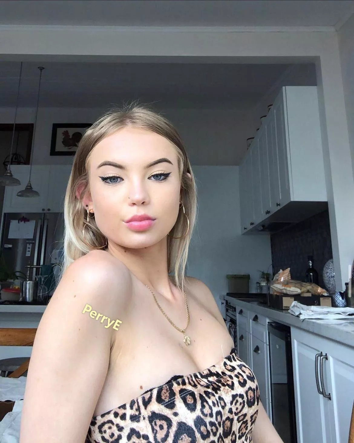 Are there any kind man who can help pay for my smoke, will reward whoever does x😘🥵