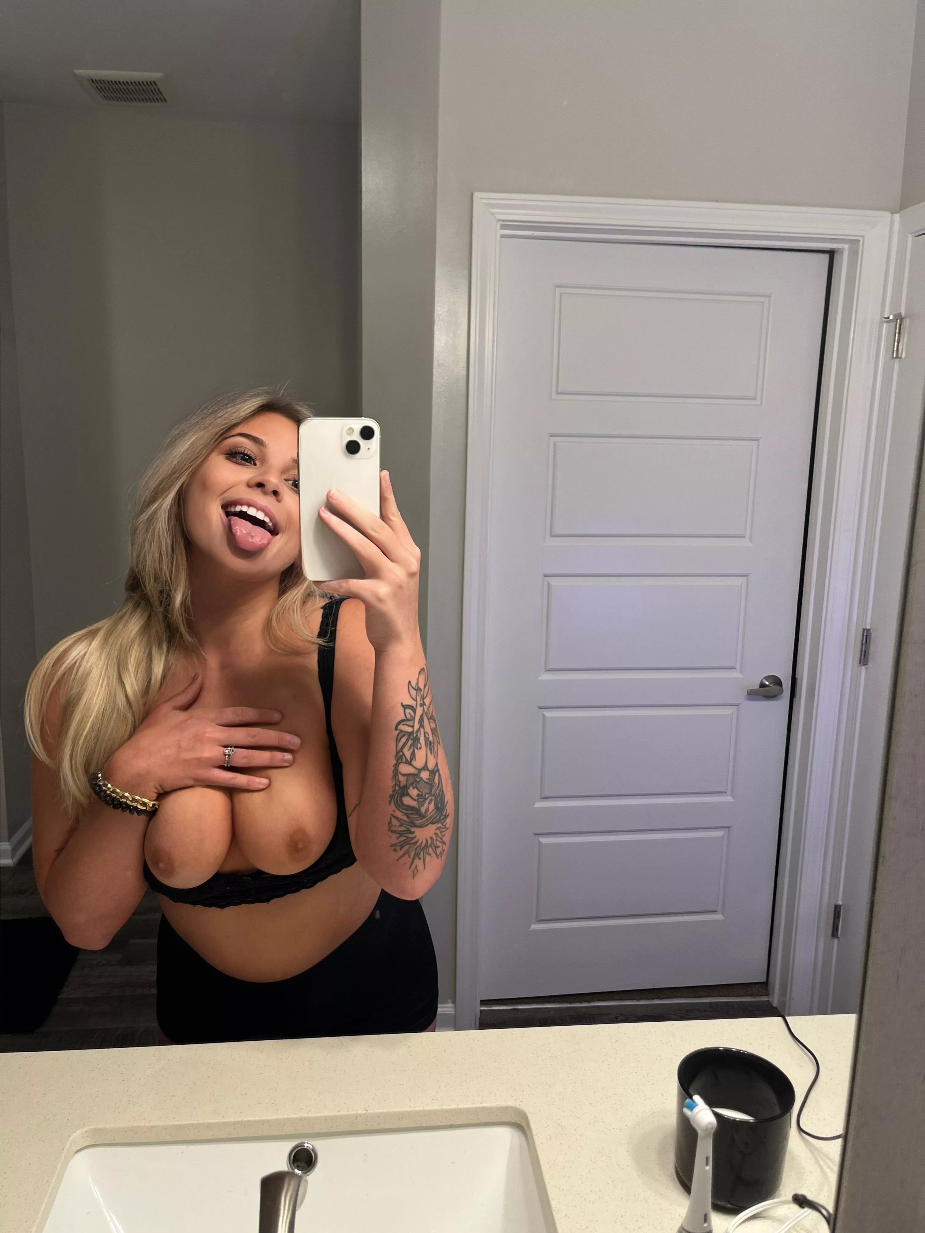 are you a fan of nudes like this?? 😈