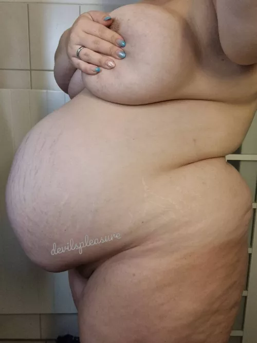 Belly looking fucking massive!