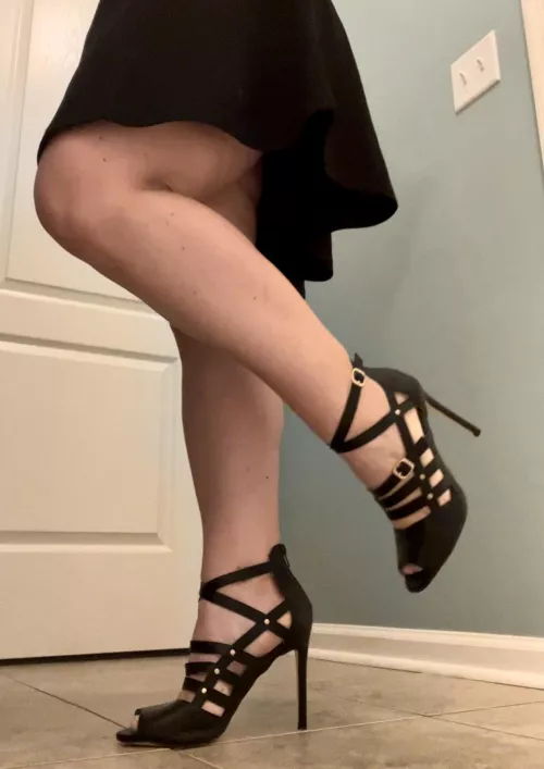 Black and strappy always seem to be my favorite 💗