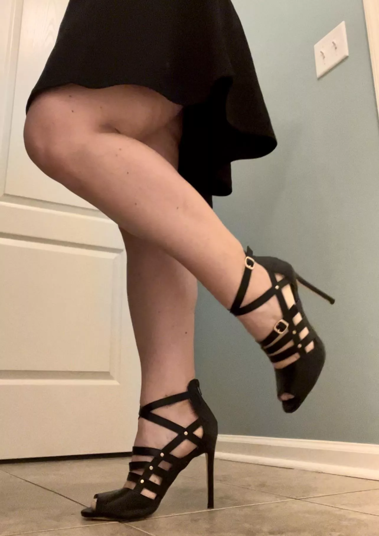 Black and strappy always seem to be my favorite 💗