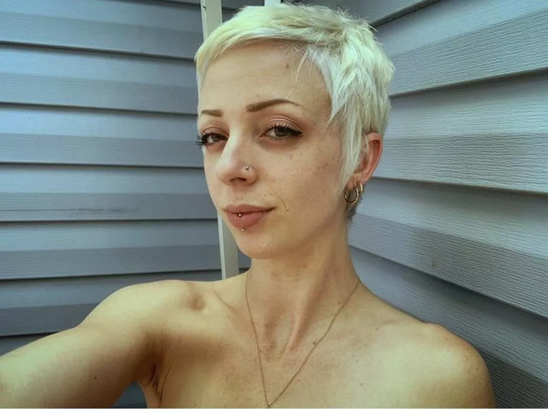 Cute pixie babe here to flirt with you