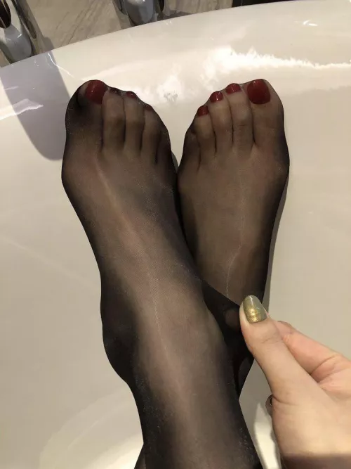 Do u dig the red nails? 💋😘