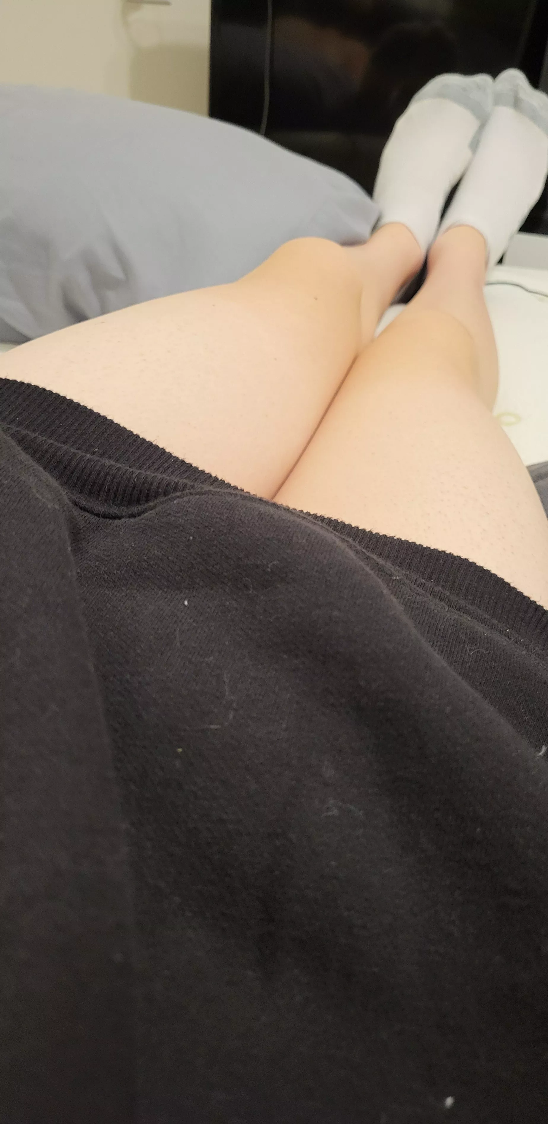 F*ck it, sweatshirt and socks only😖😖