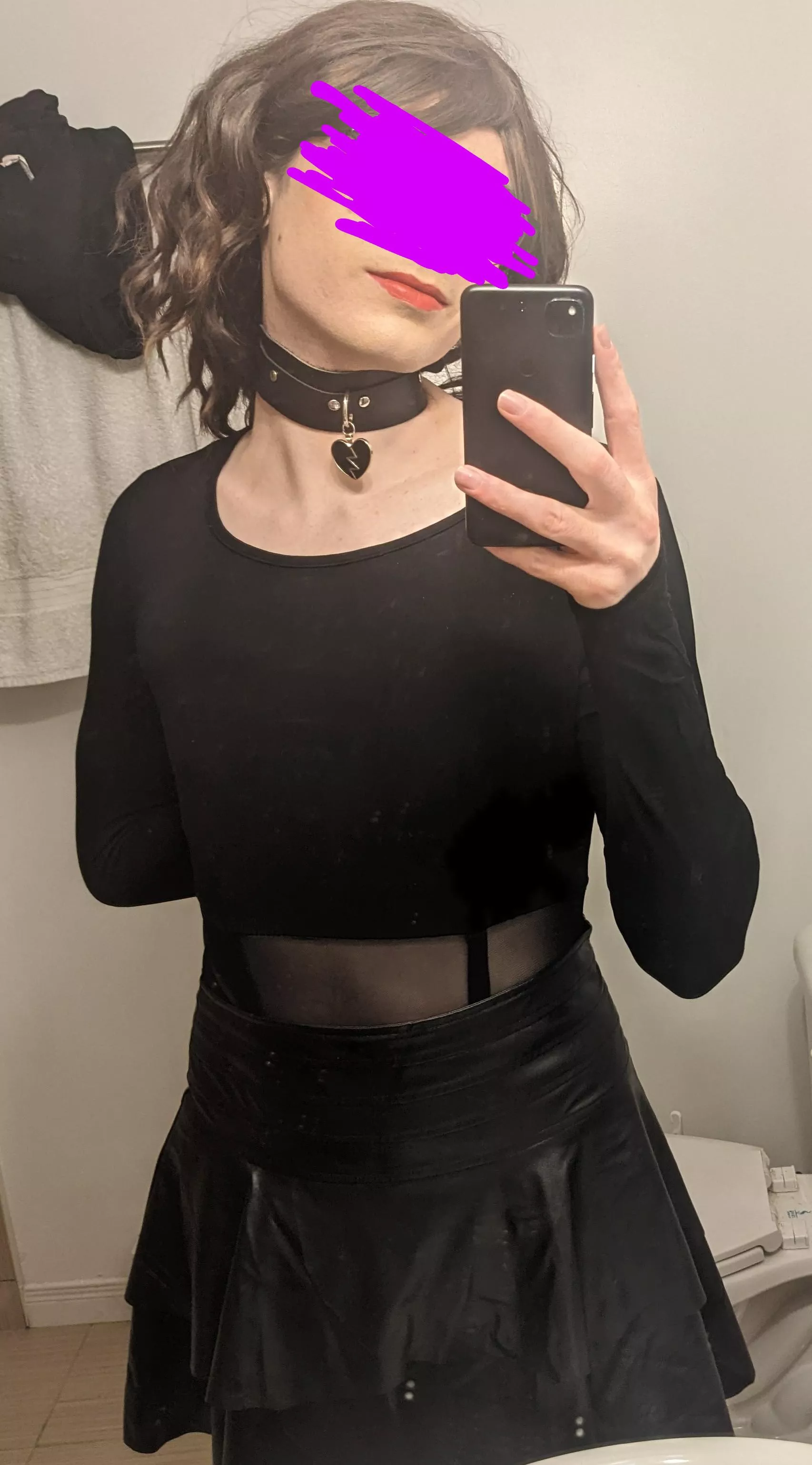 Feeling like wearing black tonight 🖤