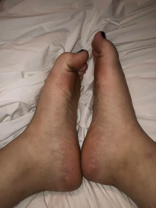 Hide my toes in your mouth please