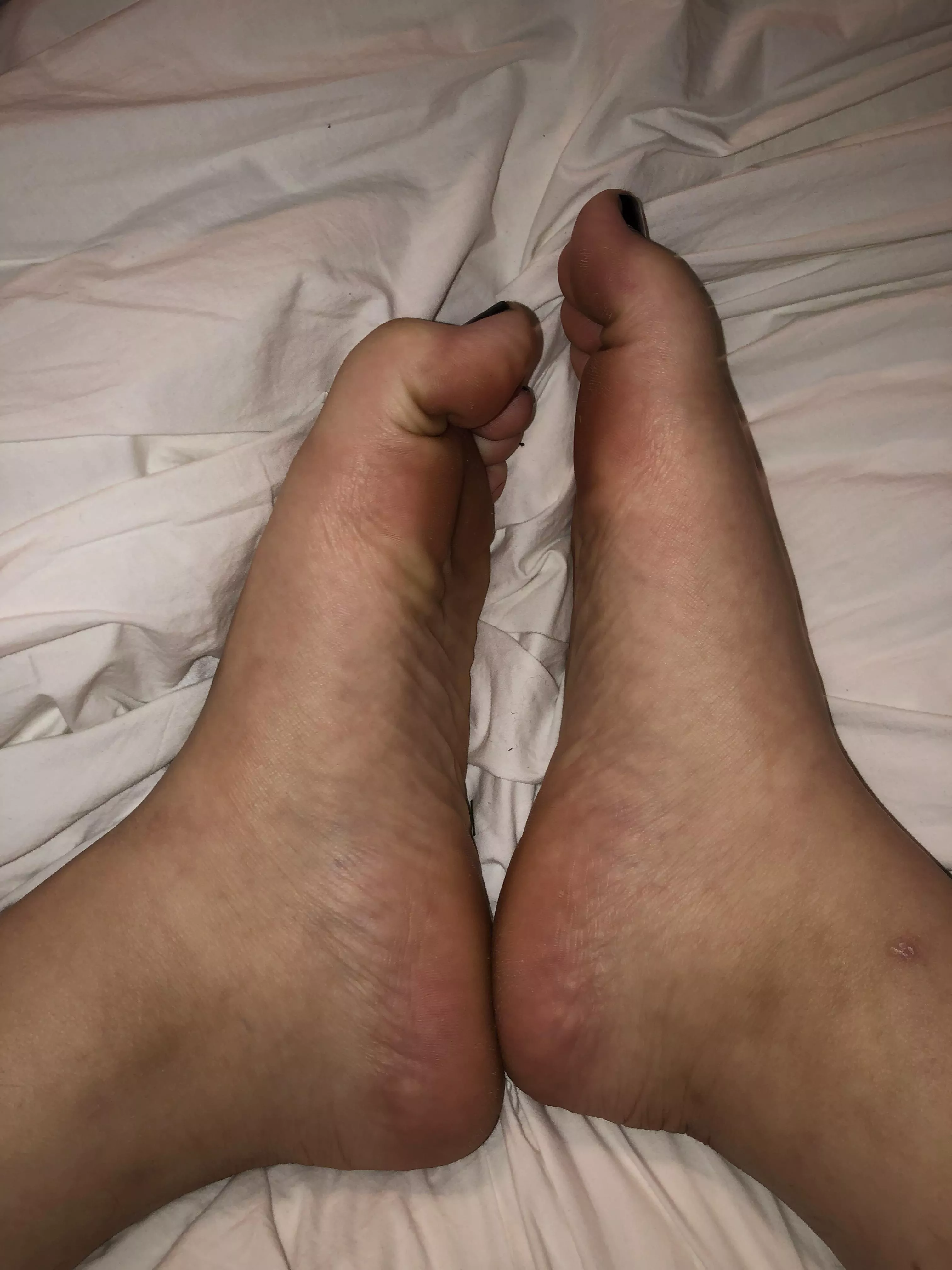 Hide my toes in your mouth please