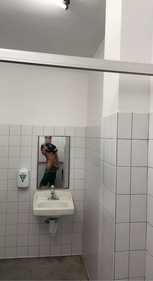 I bet you wish you were peeking over this stall 😋