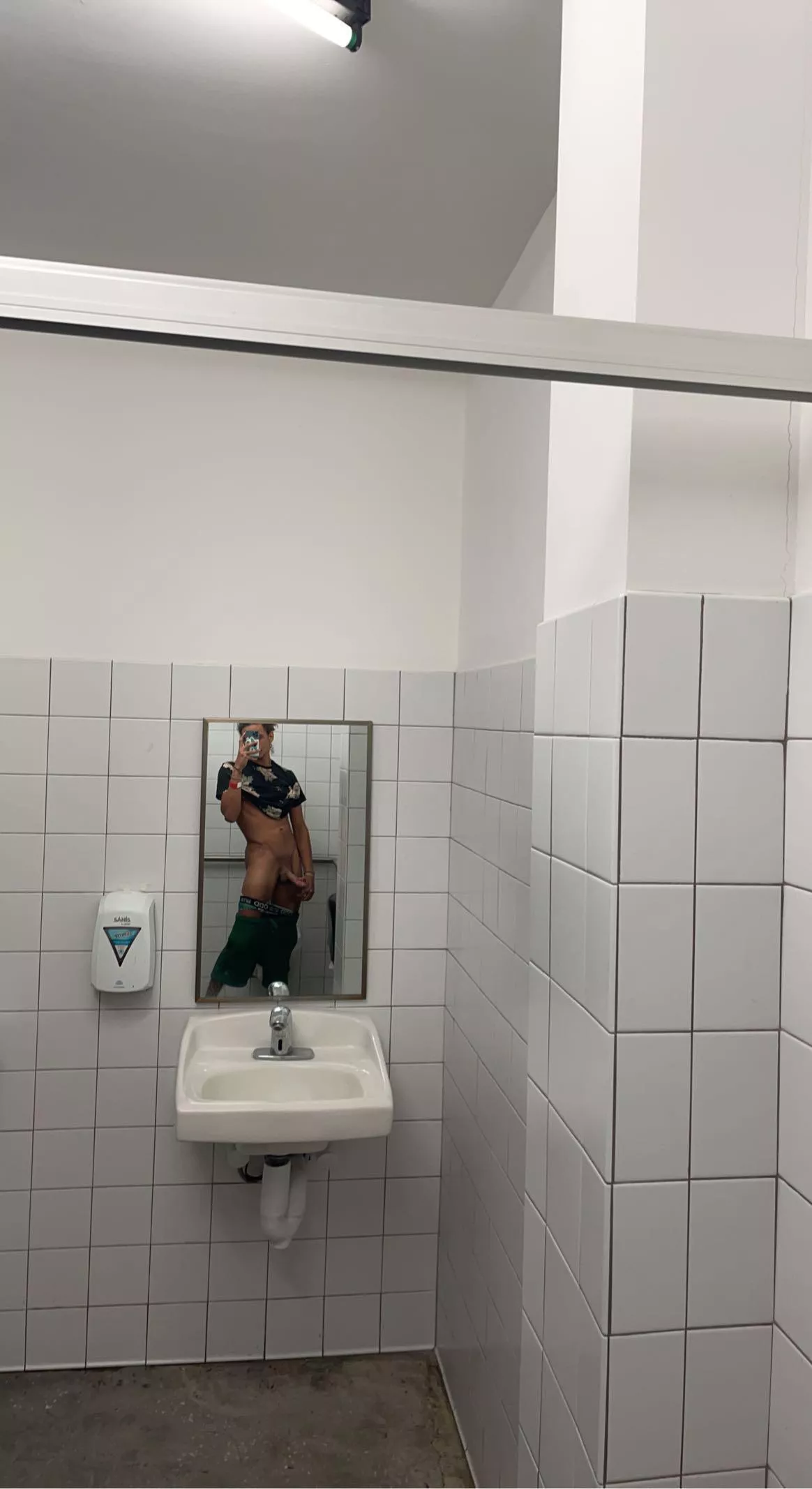 I bet you wish you were peeking over this stall 😋