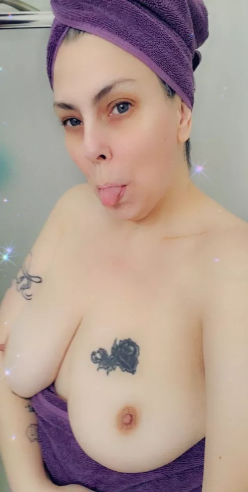 In and out of the shower and back to work 💦💦