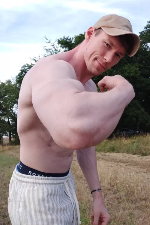 Looking thick and in proportion to the upper arm.