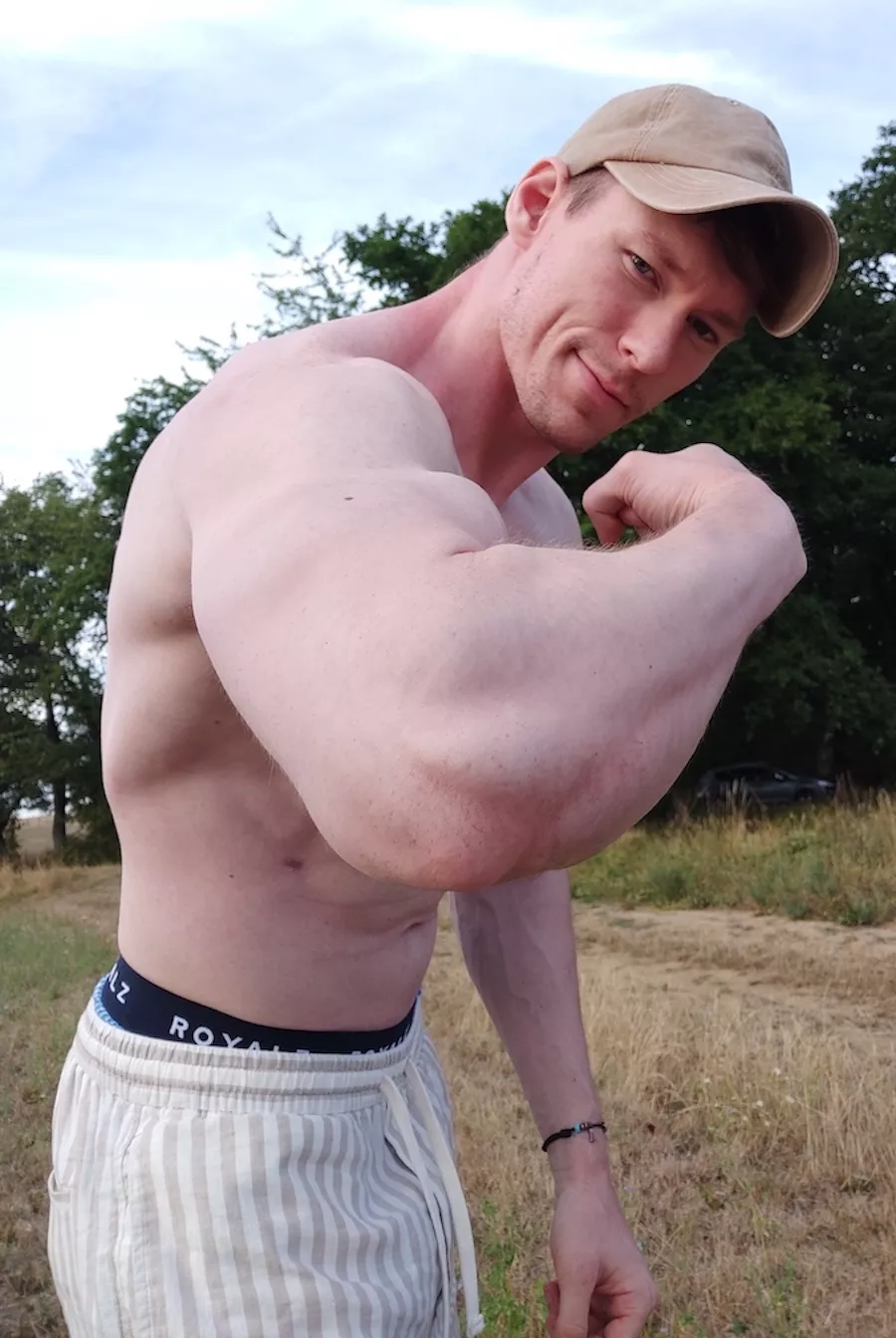 Looking thick and in proportion to the upper arm.