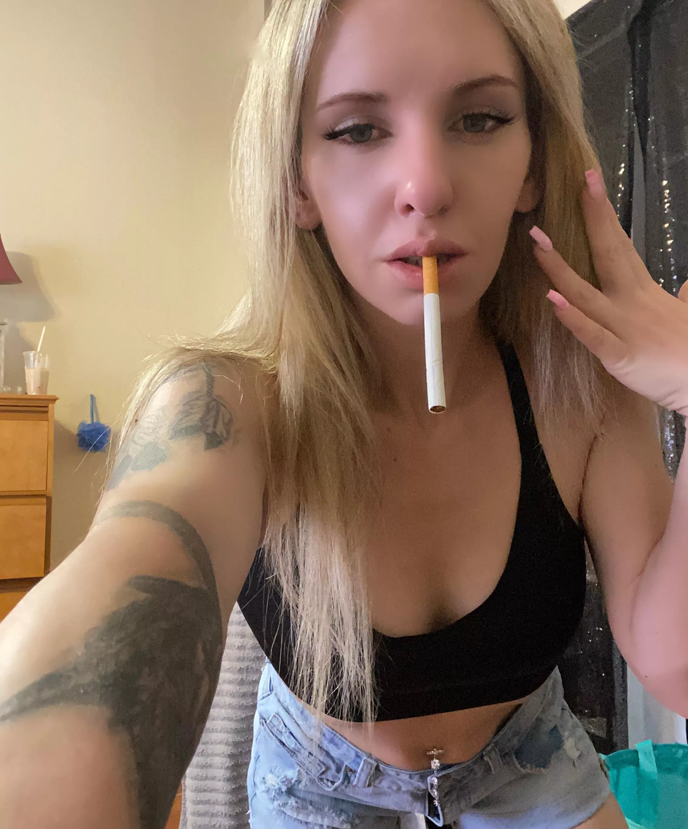 Milfs who smoke 💨 🔥