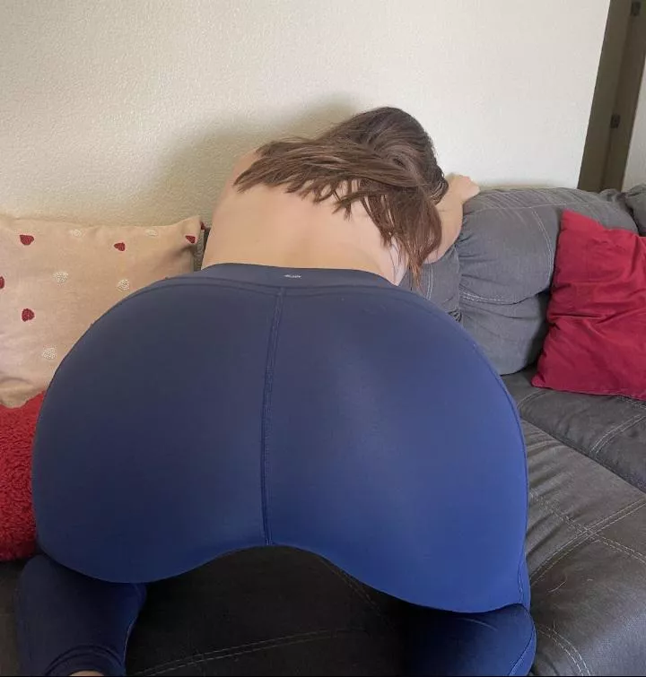 my big ass in small leggings
