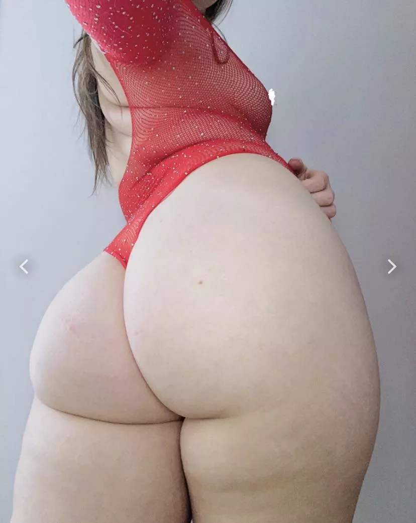 Natural brunette with a natural booty