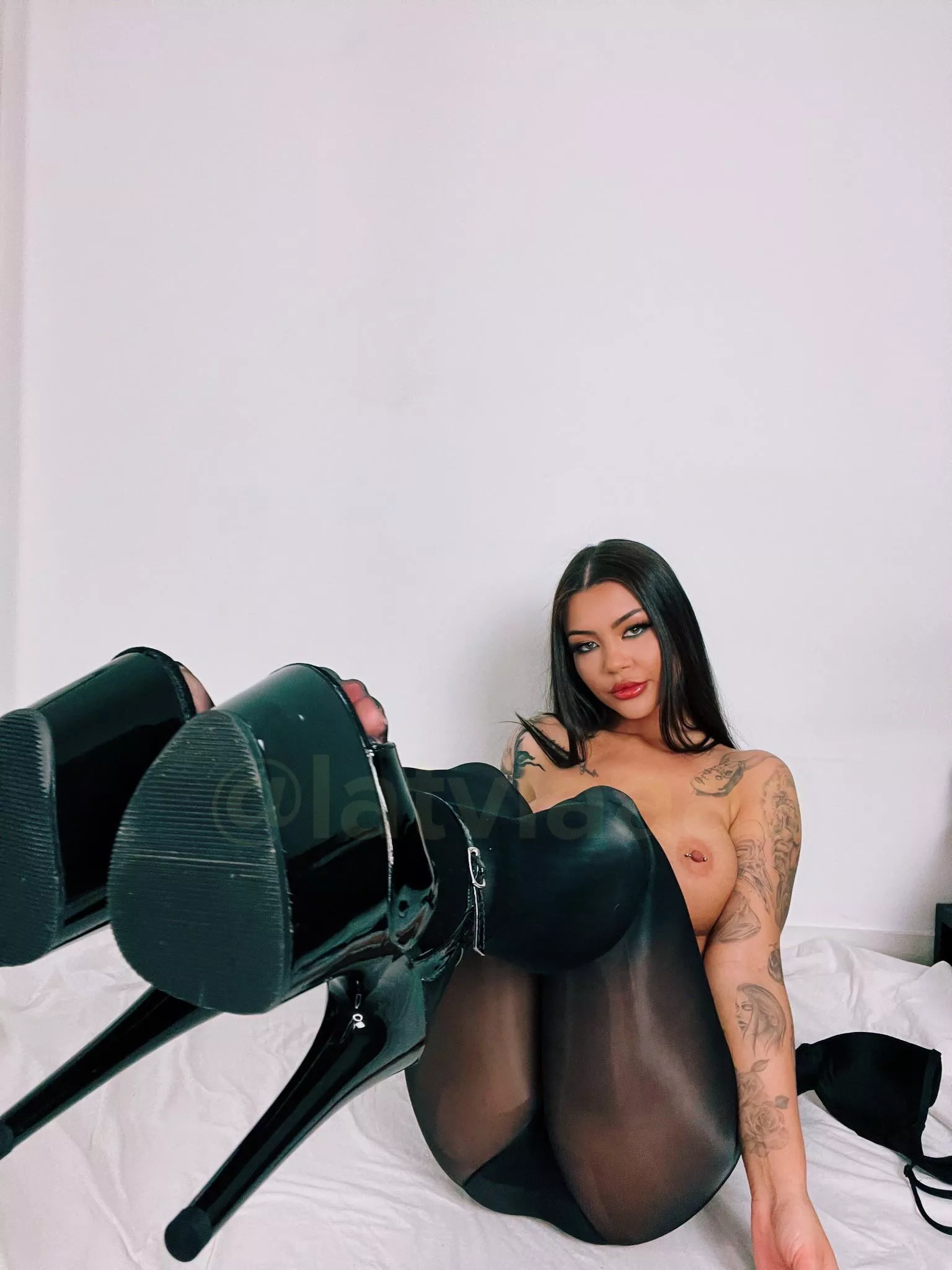 Nylons and heels 🖤