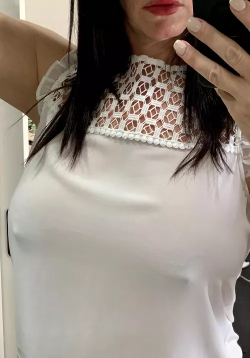 quick pic in white 💋