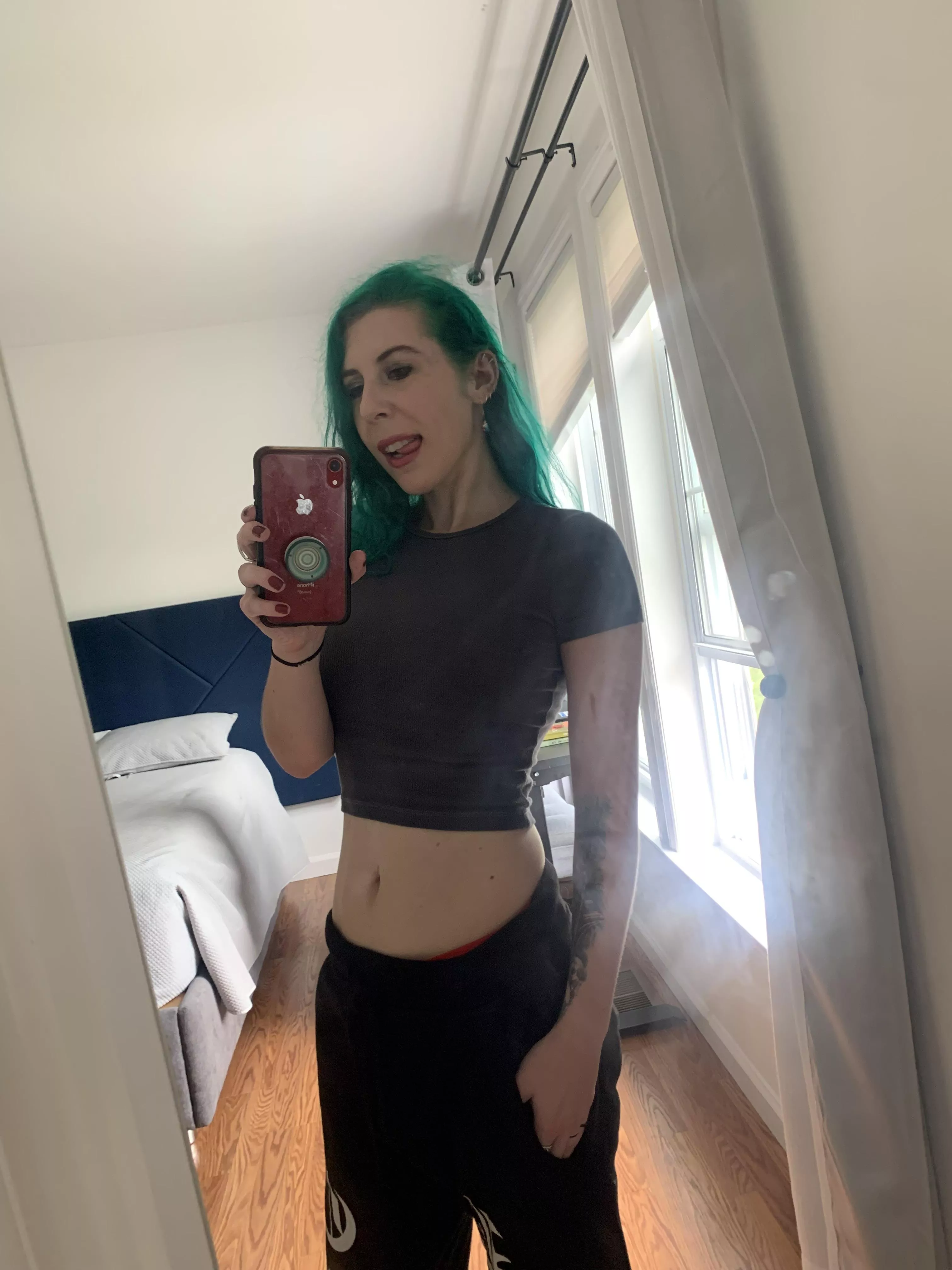 Skinny in a crop top