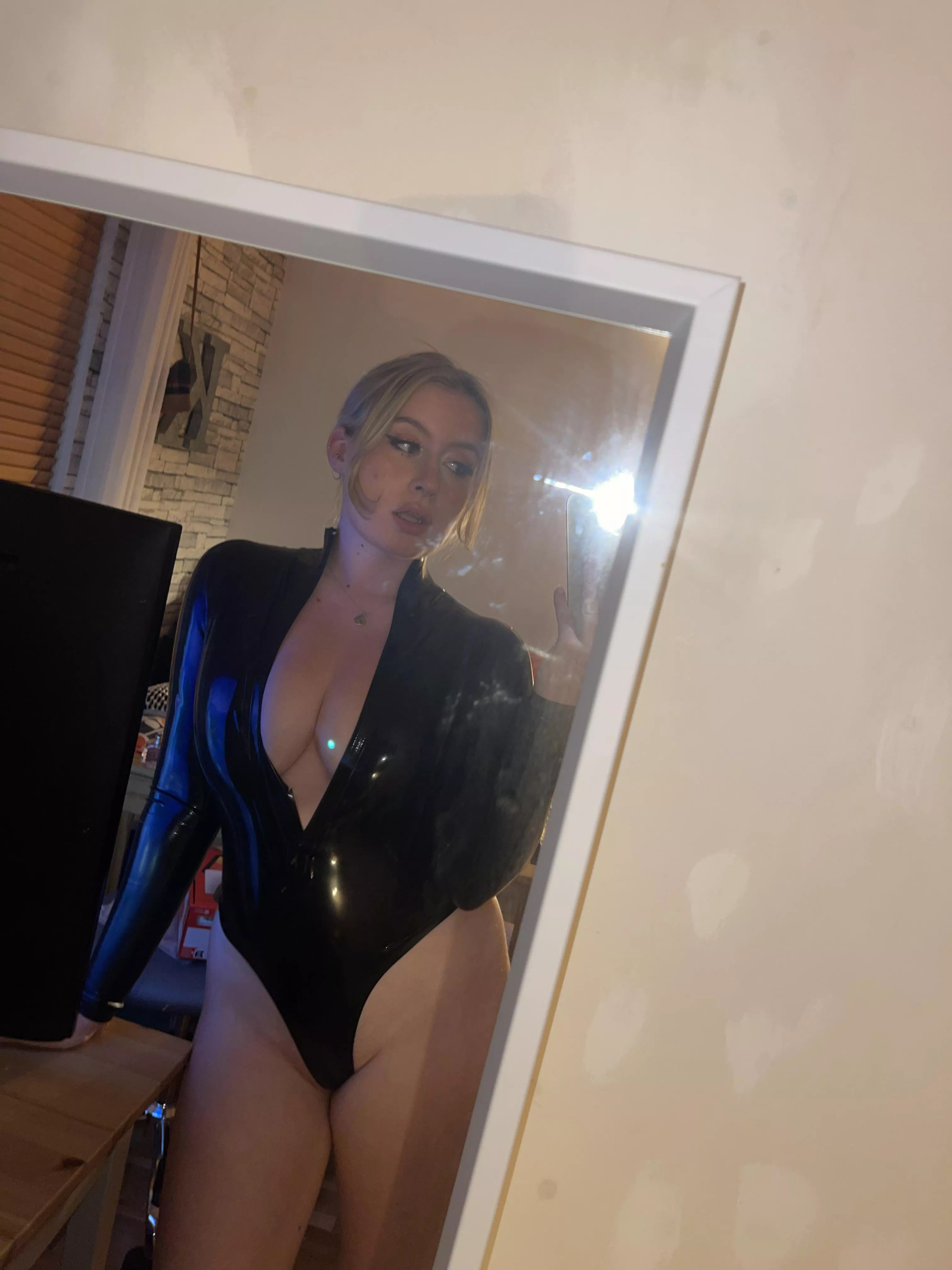 So tight in all the right places! I want more bodysuits 🖤