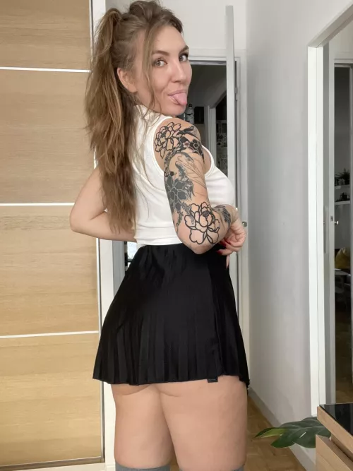 Tattoed blonde girl : yes, it’s me !