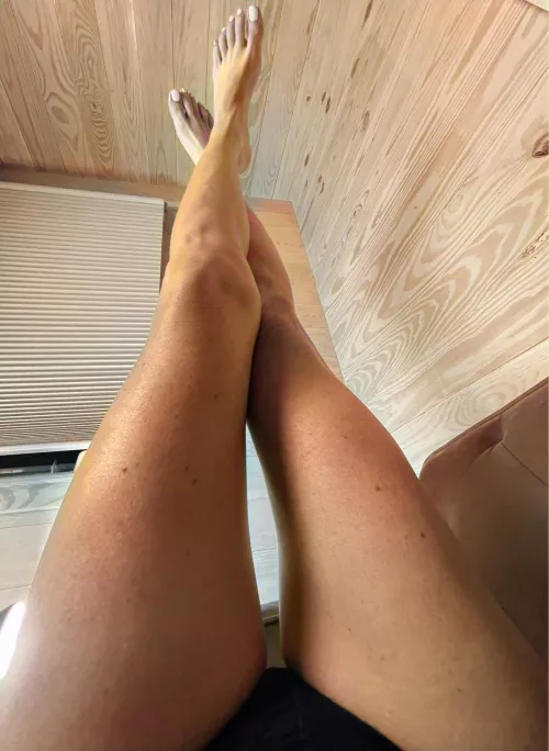 These ankles need some strong shoulders to rest on and these thighs want to be earmuffs. 42(f)