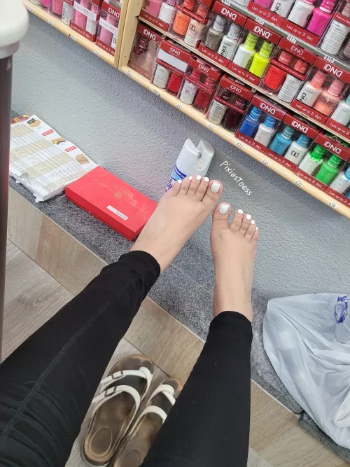 what do you see first? feet, sandals, nail polish 🤪