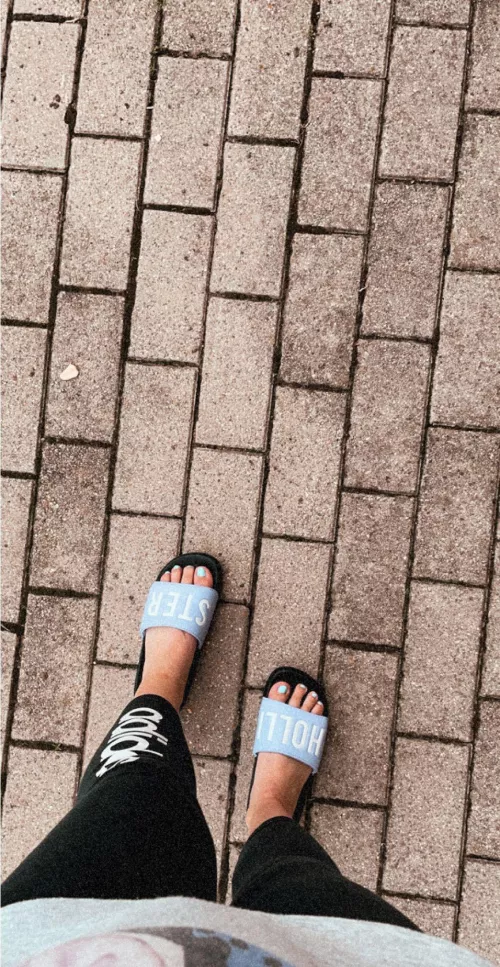 Who wants to lick my sandals? 🤭