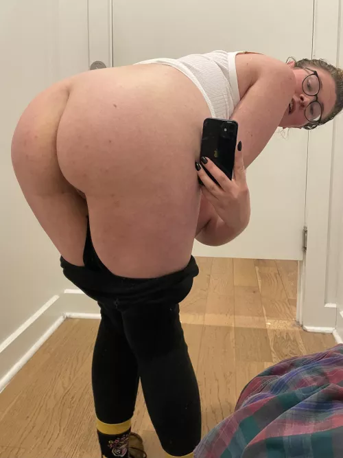 A dressing room mirror selfie to brighten your Monday 🌞