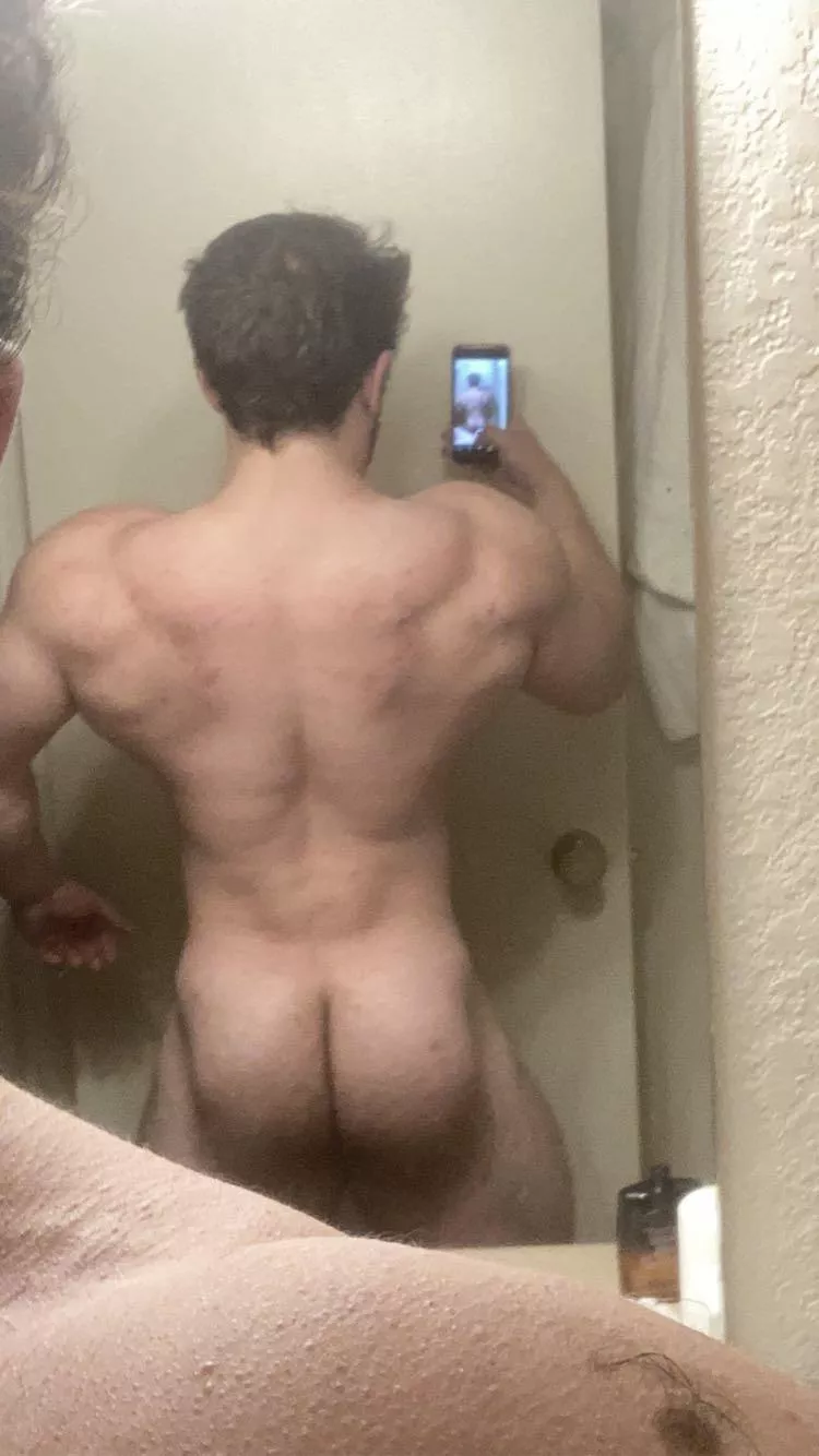 Anyone wanna join my squat session 😈🤪🤤