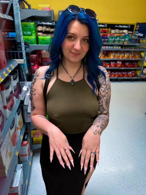 Bit nippy in this aisle, hope you like my nails! 😊