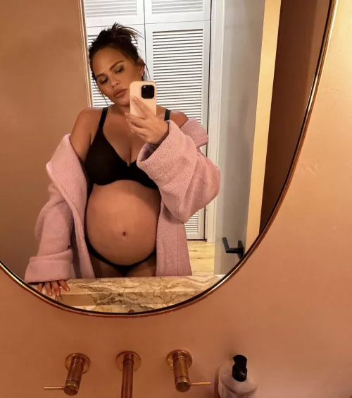 Chrissy Teigen is such a sexy MILF