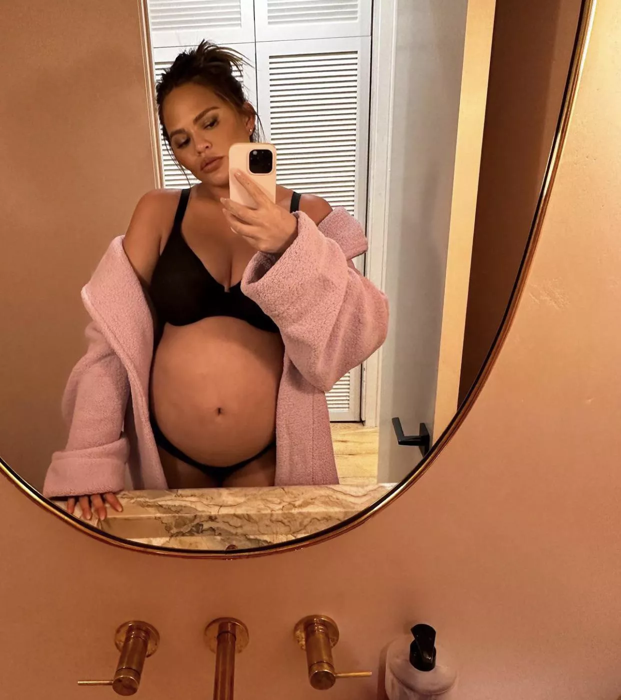 Chrissy Teigen is such a sexy MILF