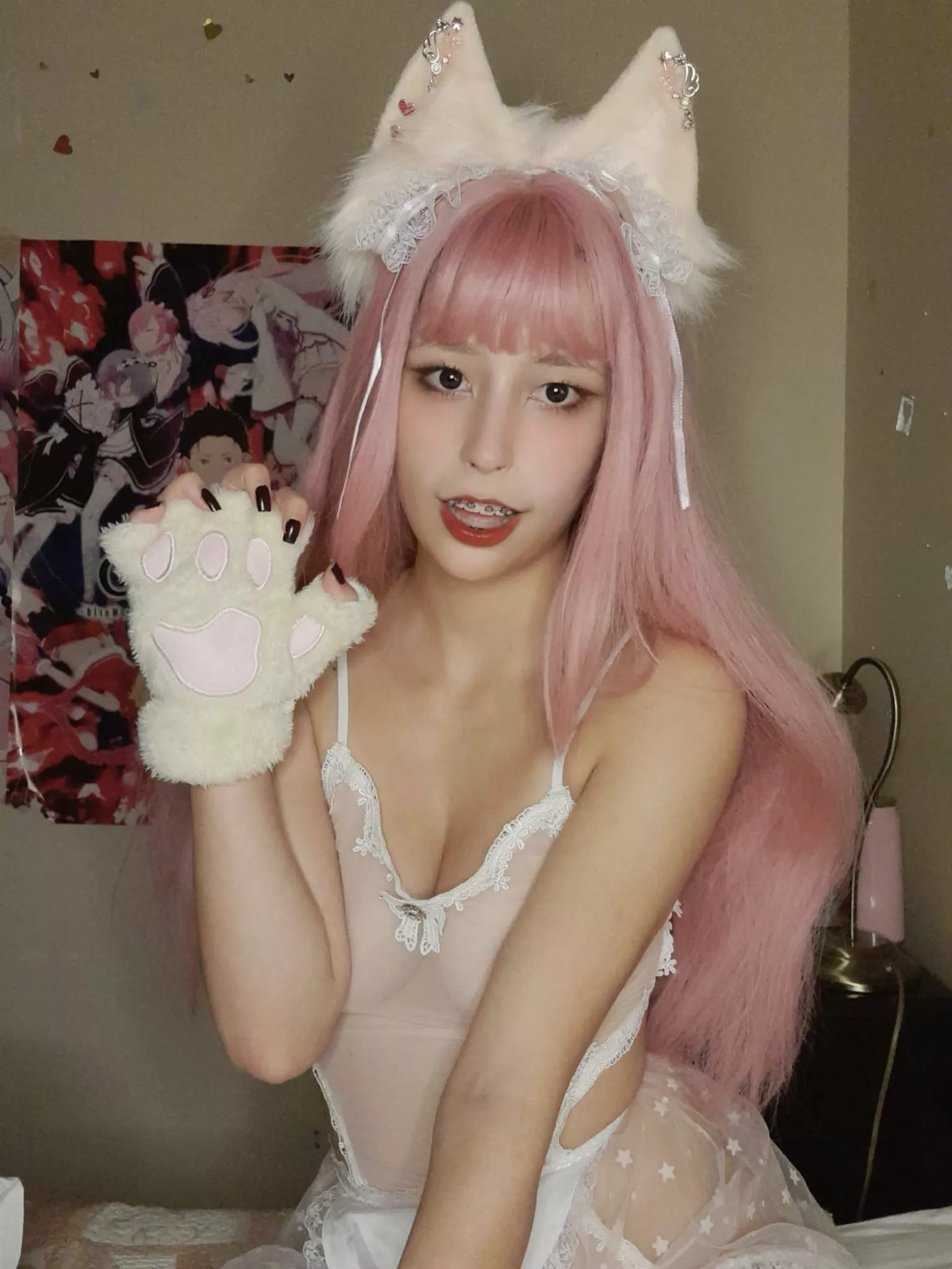 Cute kitty with cute kitty paws :>