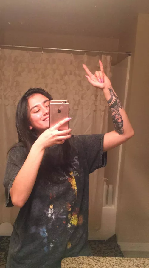 dm me if you tryna bust to her nudes - must upvote to receive the nudes