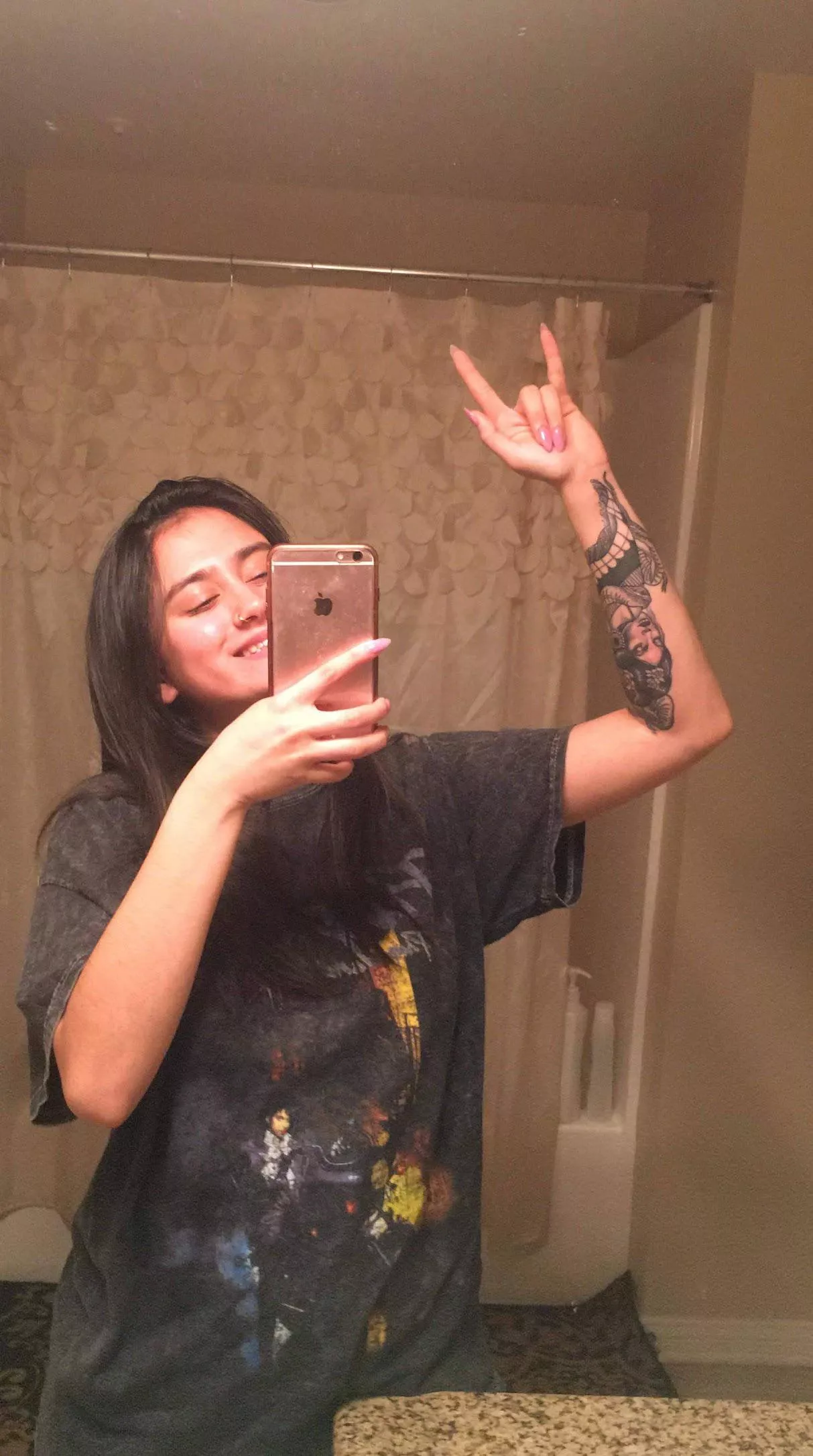 dm me if you tryna bust to her nudes - must upvote to receive the nudes