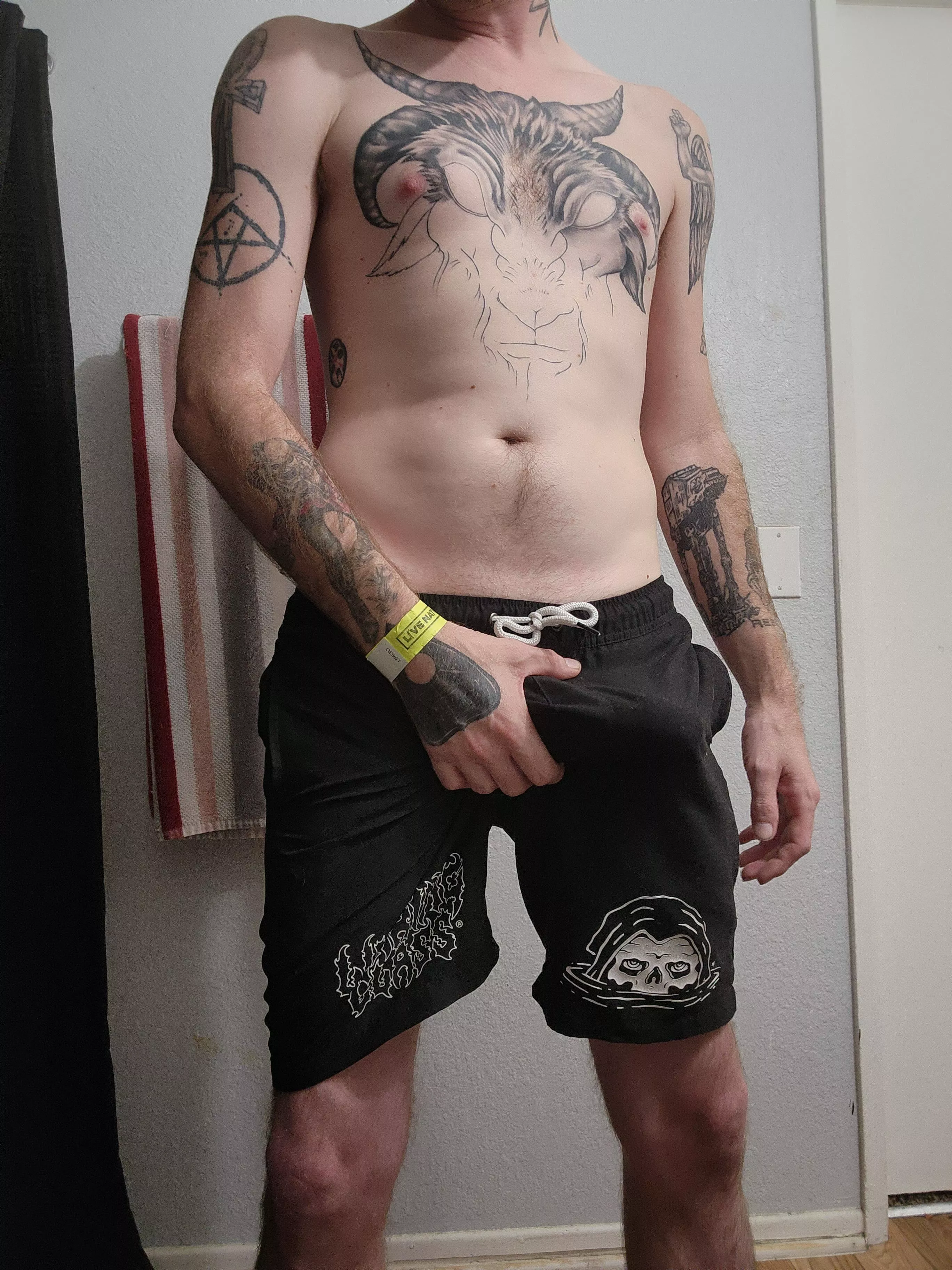 everyone loves dudes with big cocks and tattoos
