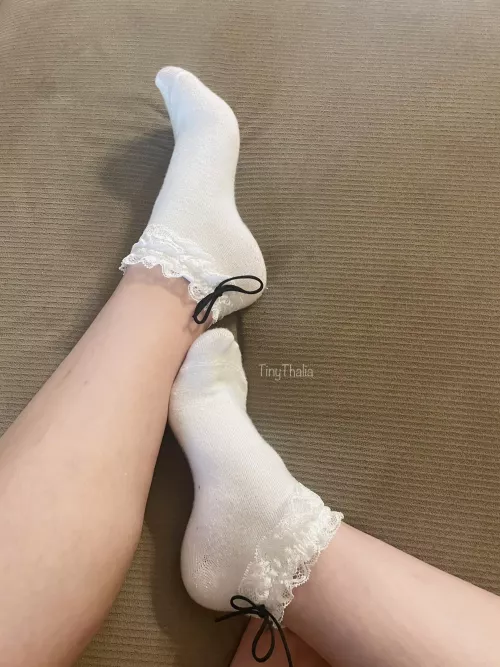 [f] My white nails still show through 😇