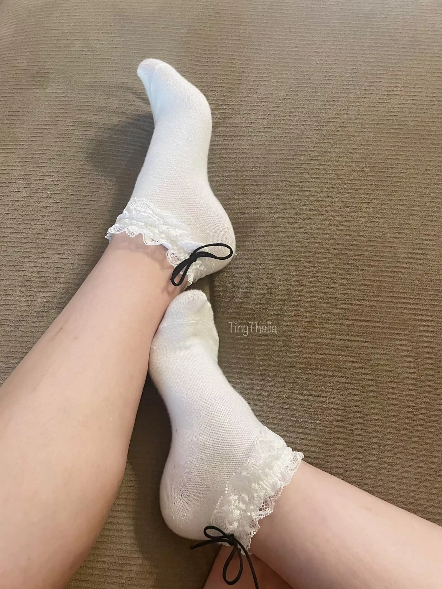 [f] My white nails still show through 😇