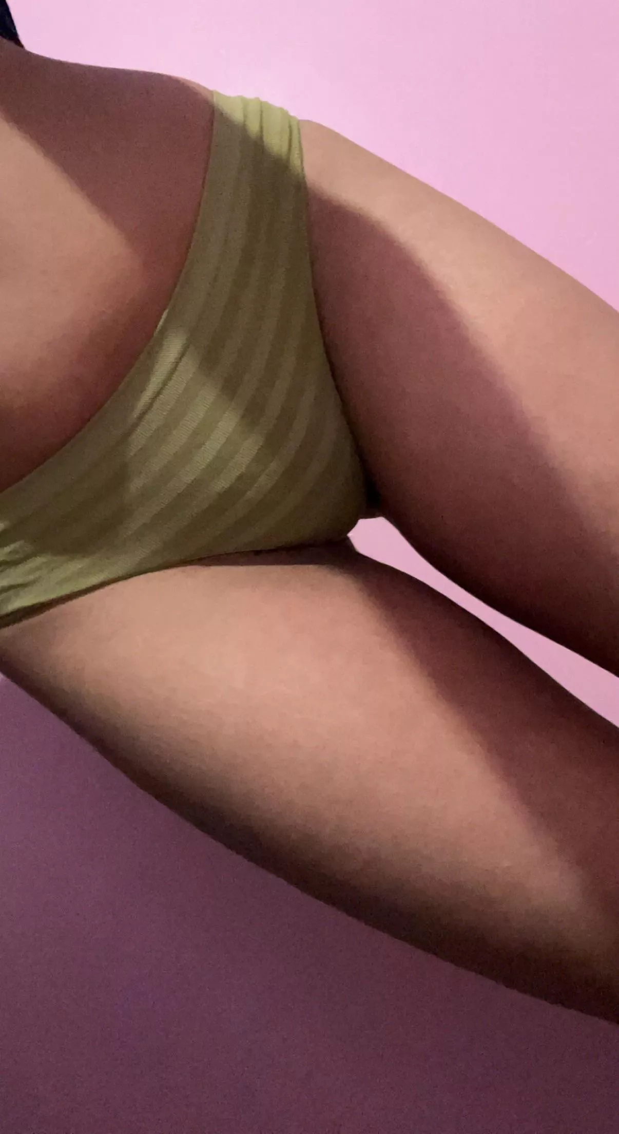 f18 showing off my petite blasian cunny >.<