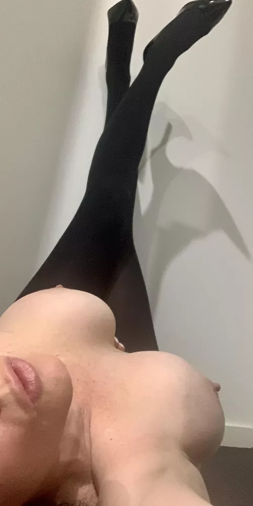 Getting ready for an office meeting 💋