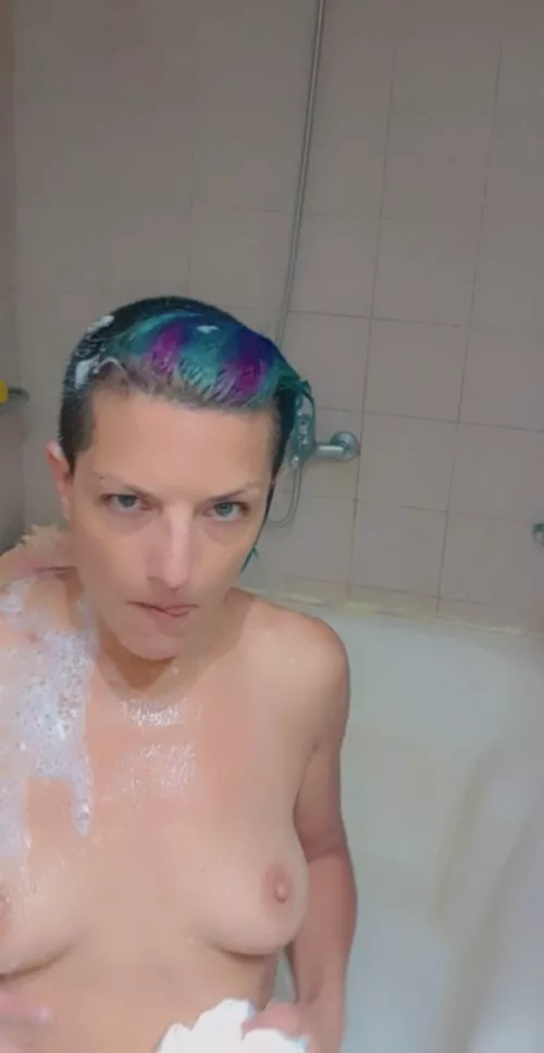 I love to spread foam on my body