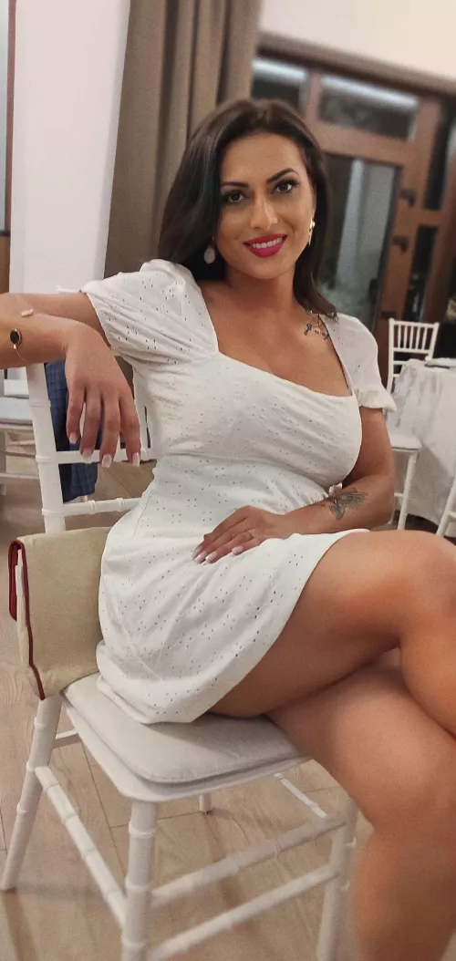 If you’re a good boy I’ll uncross my legs 💋