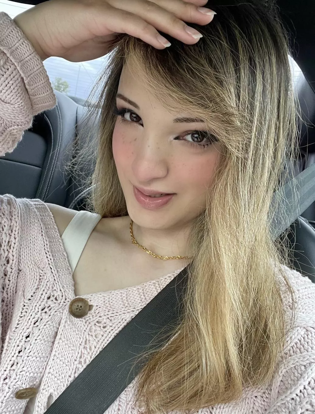 In the wild, going to the mall 💖🦄🏳️‍⚧️