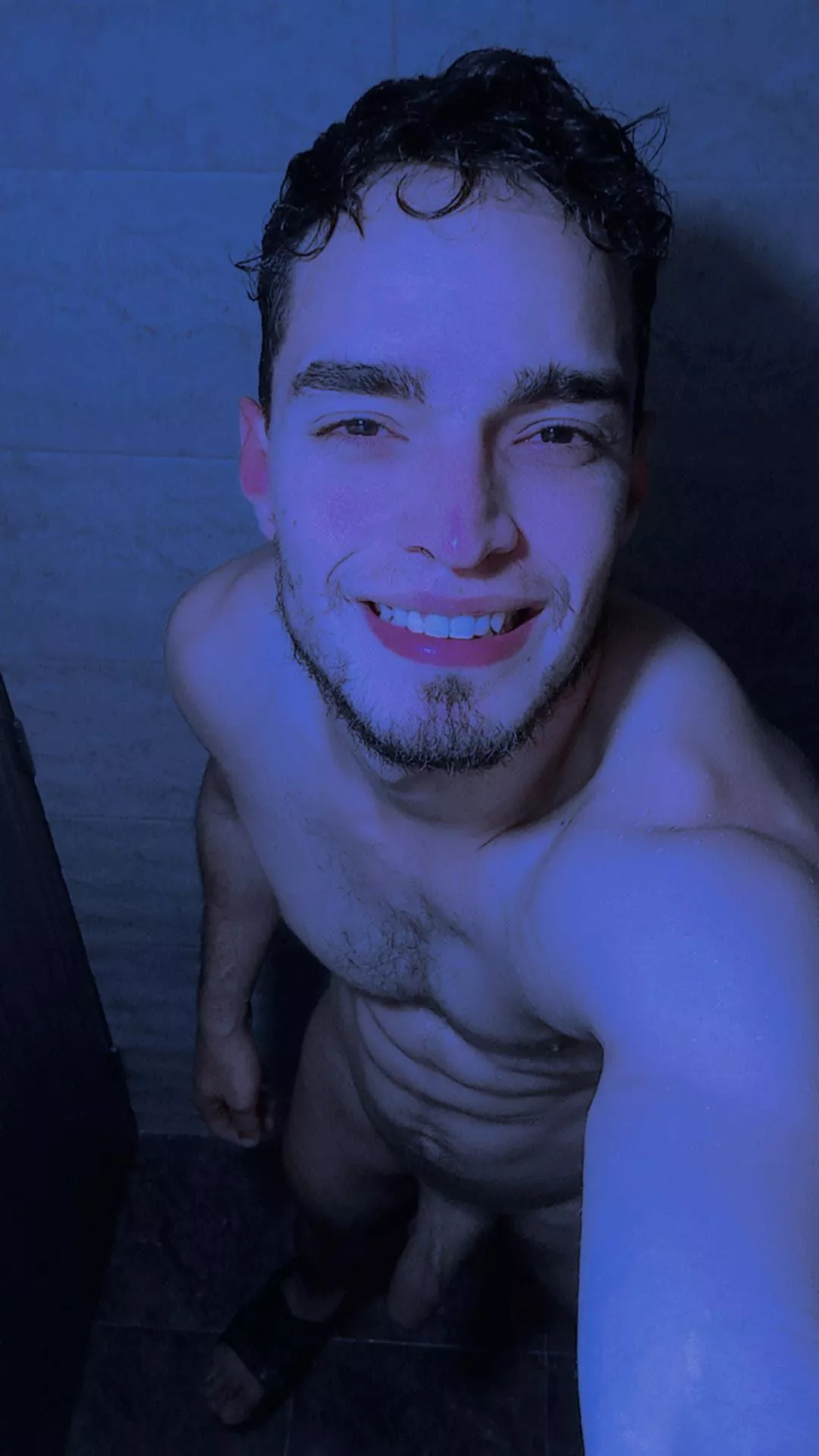 Is that a 3rd leg😳??